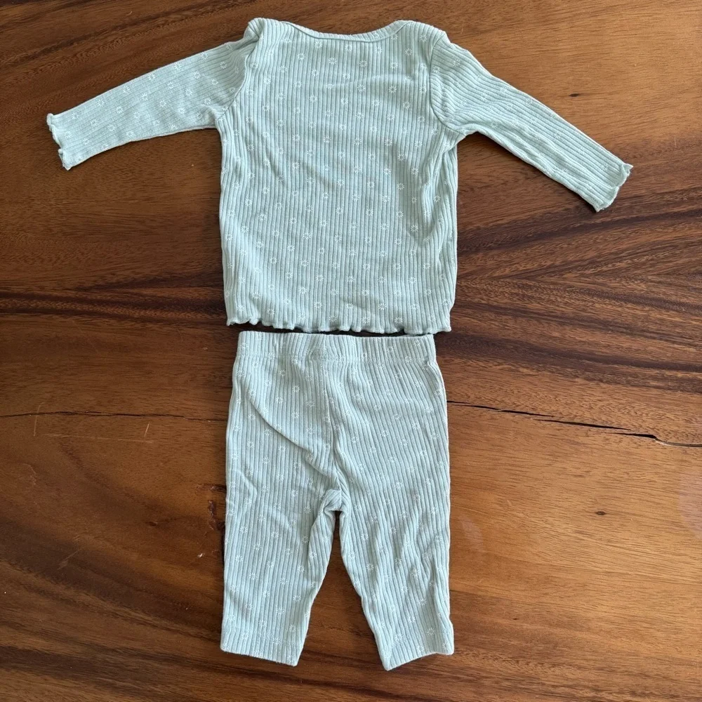 Carter’s Baby Girl Light Green Long-sleeve and pant set size 3M